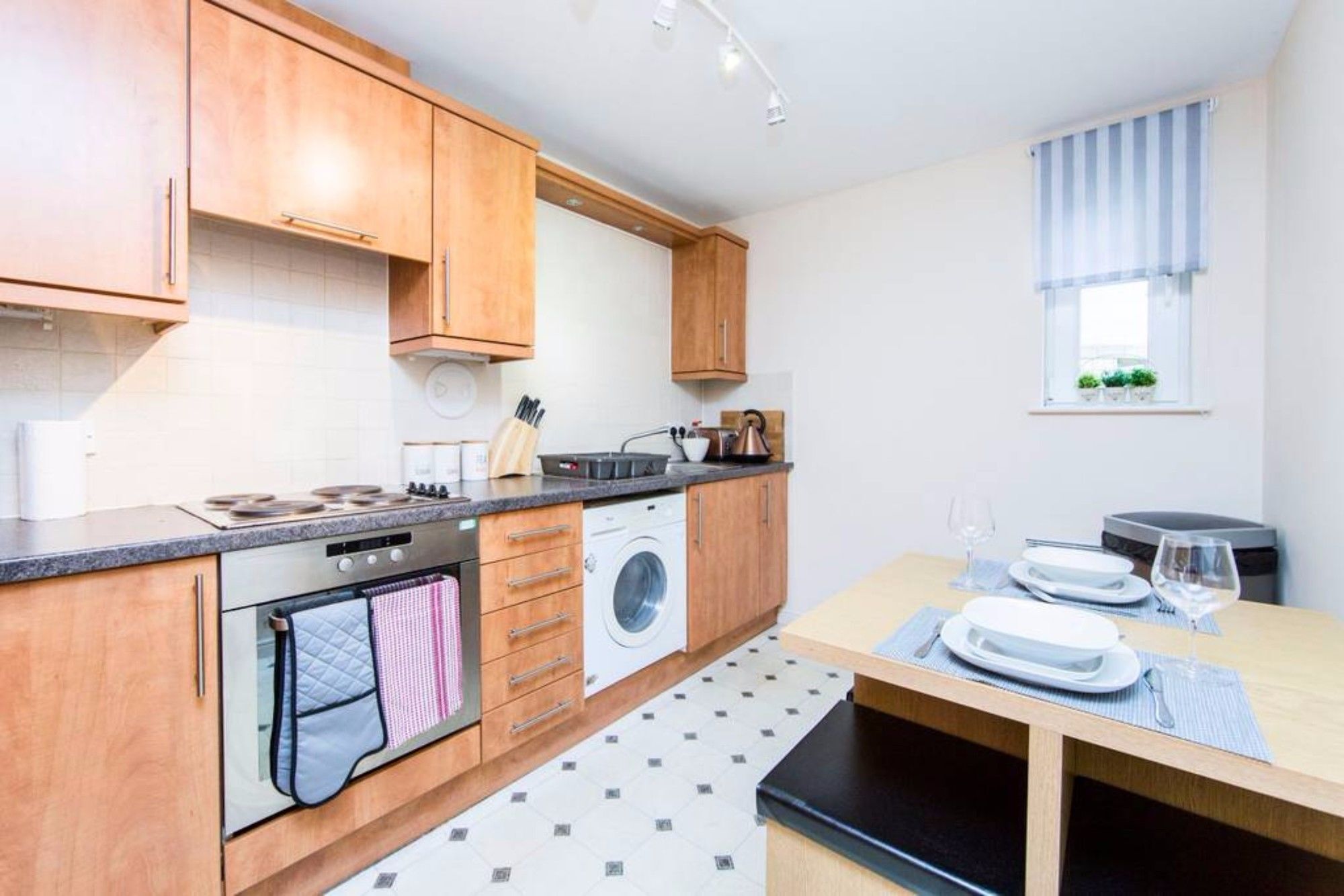 Apartment 2 Bedroom With Parking Sleeps 5