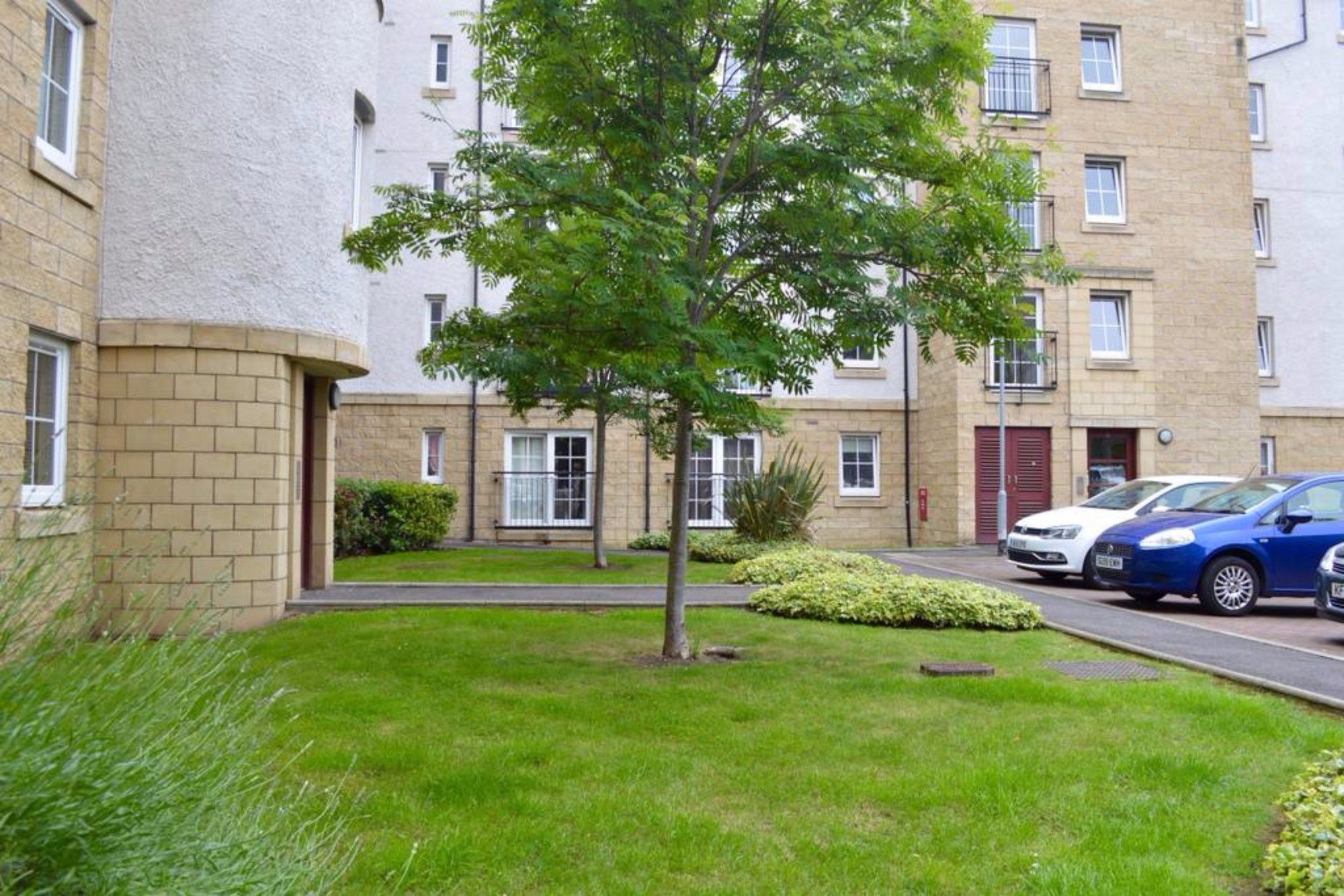 2 Bedroom With Parking Sleeps 5 Edinburgh